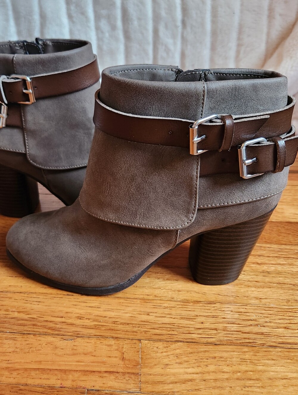 Madden Girl Dylann Taupe Gray Faux Suede Belted Ankle Boots Block Heel Sz 7M